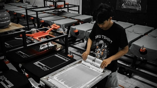 Sablon Kaos dengan Teknik Sablon Foil