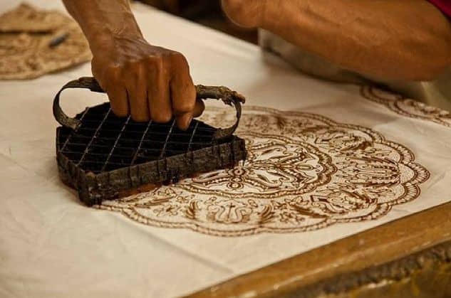 Cara Sablon Kaos dengan Batik Cap